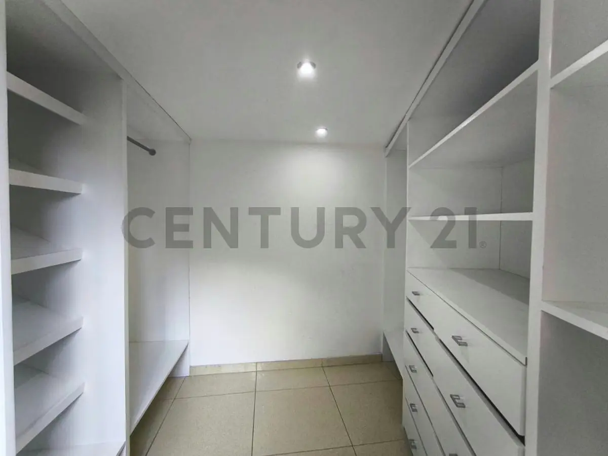 Residencia de 700 m² con vista al Ávila en Colinas de Los Chaguaramos - 29