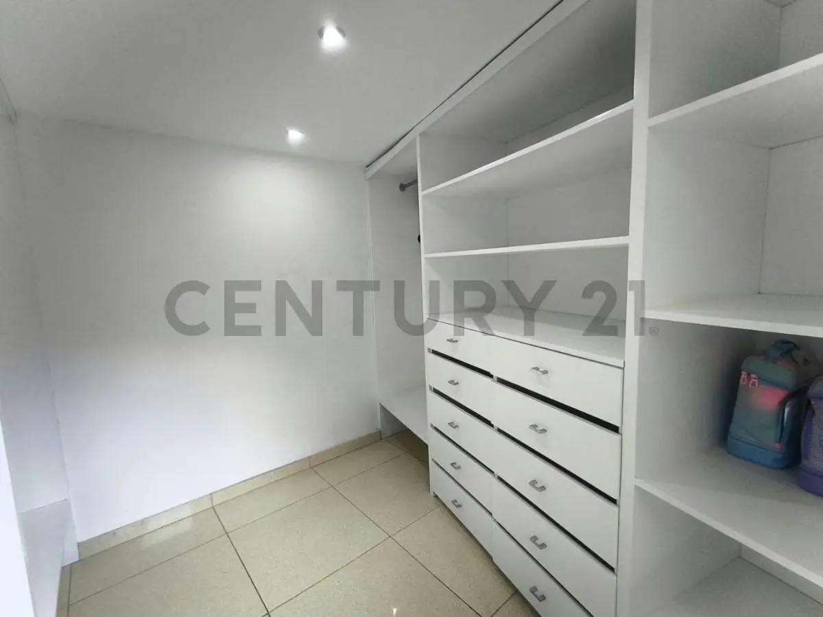 Residencia de 700 m² con vista al Ávila en Colinas de Los Chaguaramos - 30