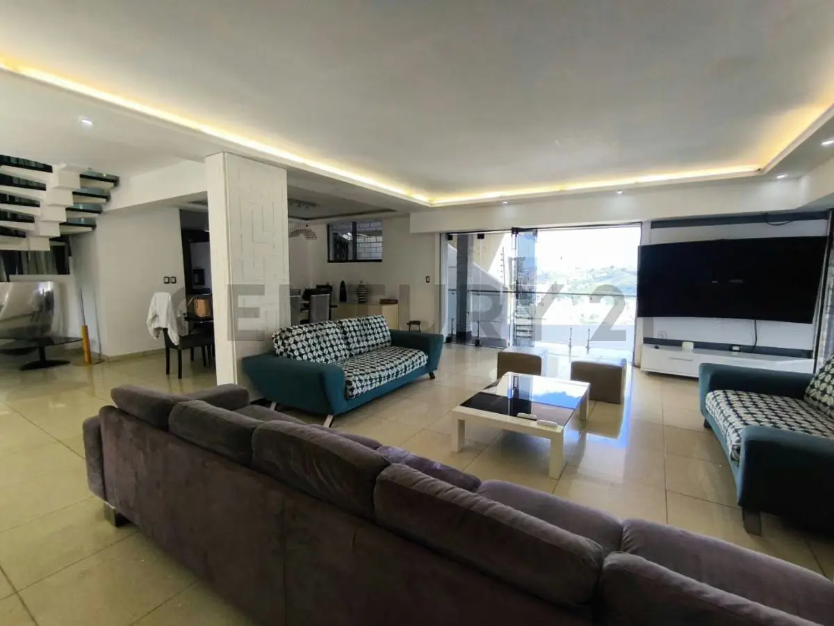 Residencia de 700 m² con vista al Ávila en Colinas de Los Chaguaramos - 3