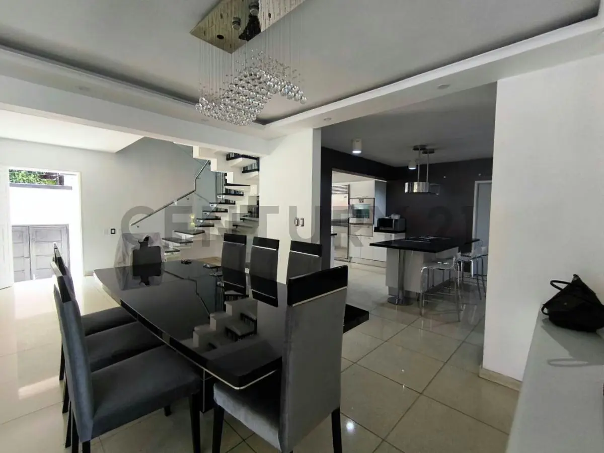 Residencia de 700 m² con vista al Ávila en Colinas de Los Chaguaramos - 9