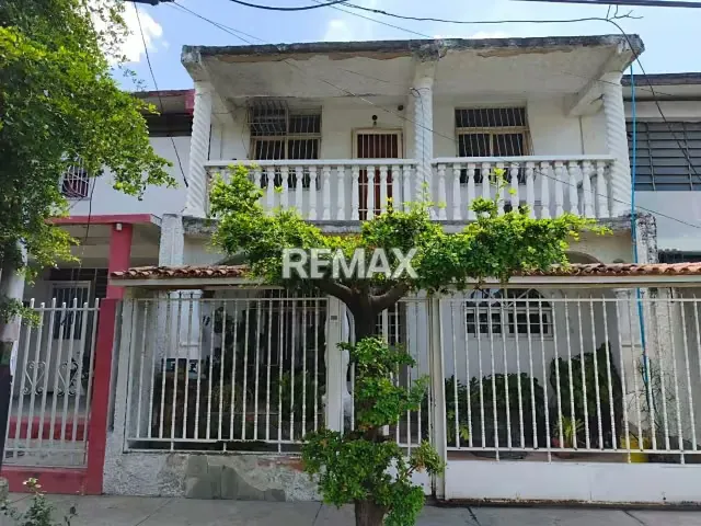 En Alquiler Casa dos Niveles, Urb. Girardot - 3