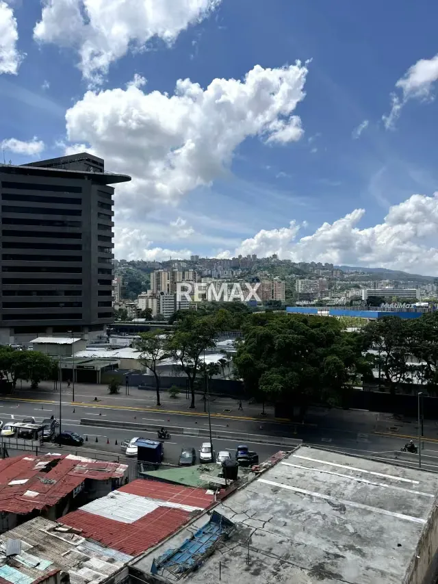SE ALQUILA OFICINA O ESPACIO COMERCIAL EN PLAZA VENEZUELA - 5