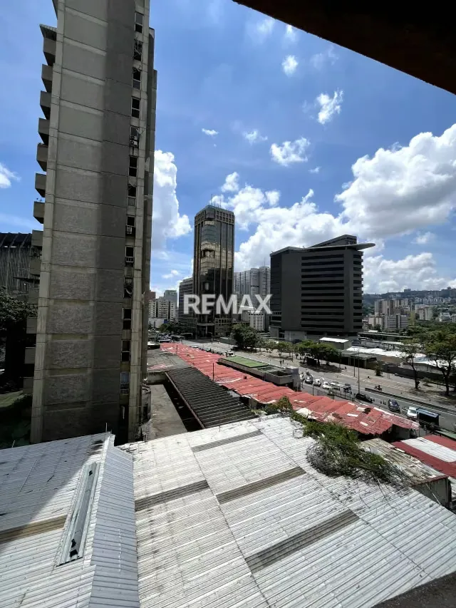 SE ALQUILA OFICINA O ESPACIO COMERCIAL EN PLAZA VENEZUELA - 7