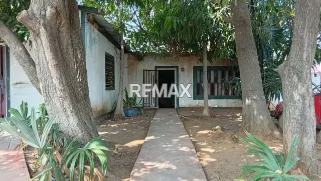 TERRENO CON CONTRUCCION PARA REMODELAR A PIE DE CALLE