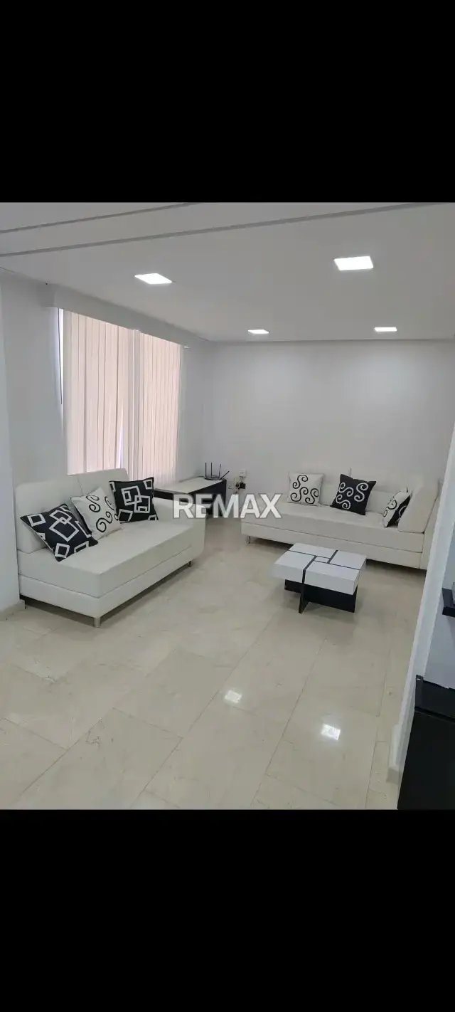 Se vende townhouse en la urbanización La Laguna totalmente Moderno y Amoblado