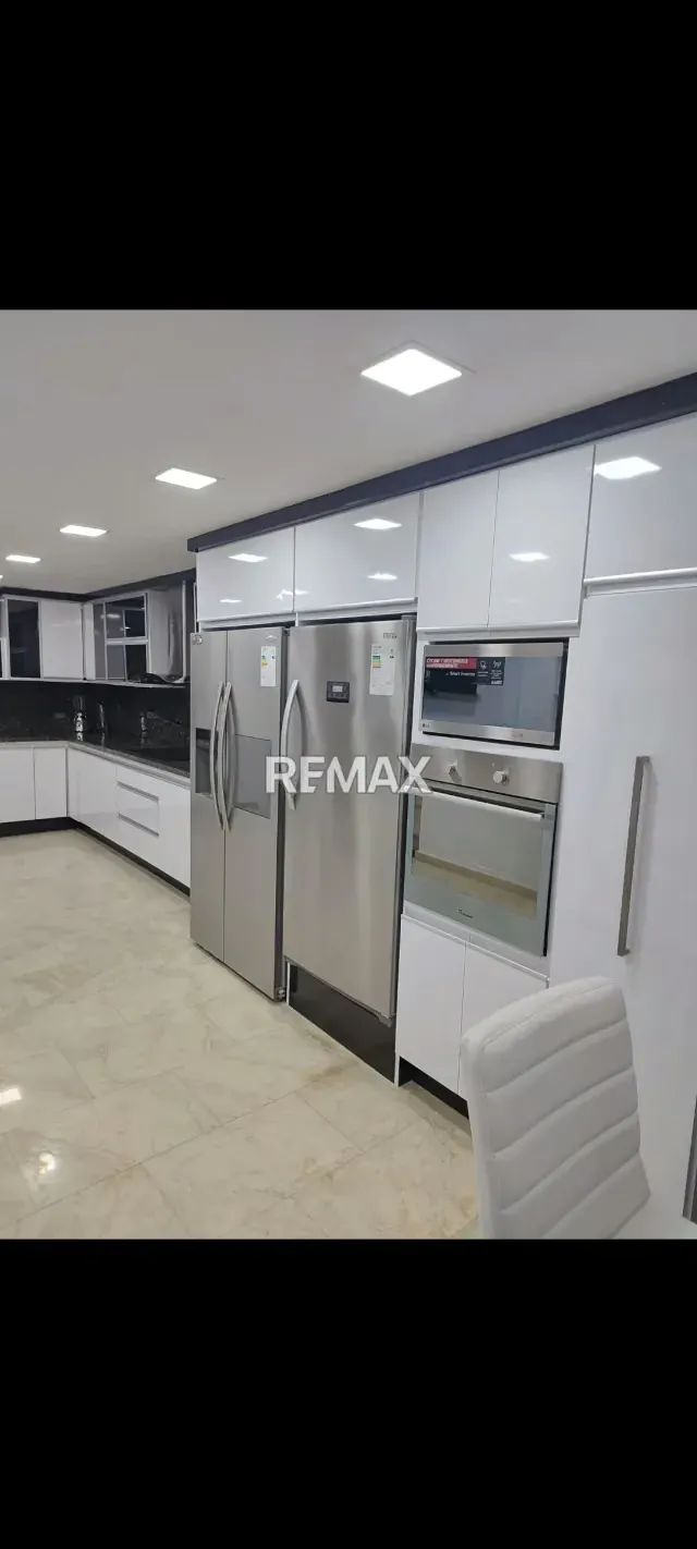 Se vende townhouse en la urbanización La Laguna totalmente Moderno y Amoblado - 4