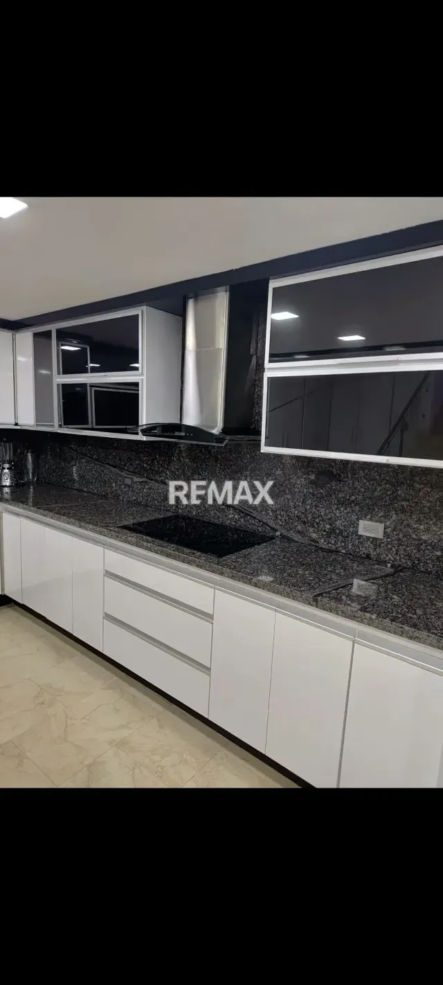 Se vende townhouse en la urbanización La Laguna totalmente Moderno y Amoblado - 5