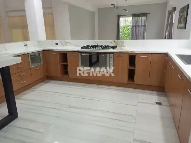 Amplia Casa de dos niveles en Venta, en Urbanización San Miguel.