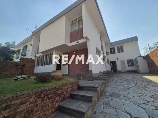 VENTA CASA BIFAMILIAR EN LOS POMELOS