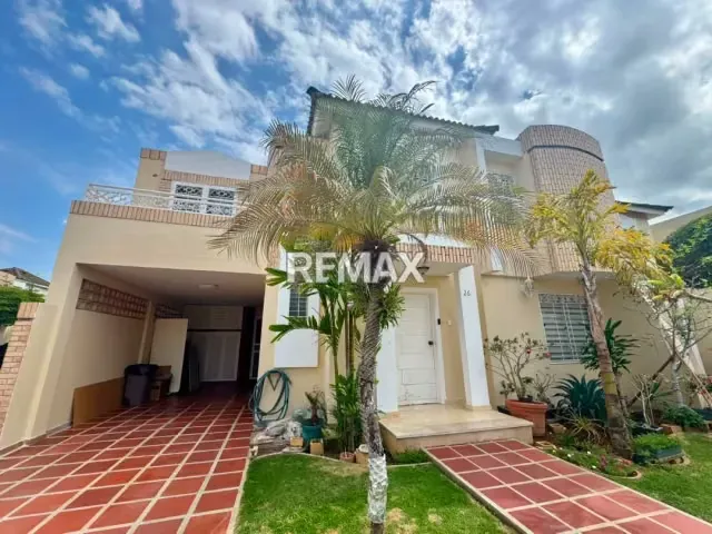 TOWNHOUSE EN VENTA EN VILLA EL ROBLEDAL, FUERZAS ARMADAS