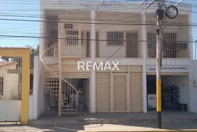 Venta de Casa Comercial de 02 niveles en Santa Rita
