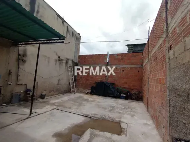 Venta de Casa Comercial de 02 niveles en Santa Rita - 8