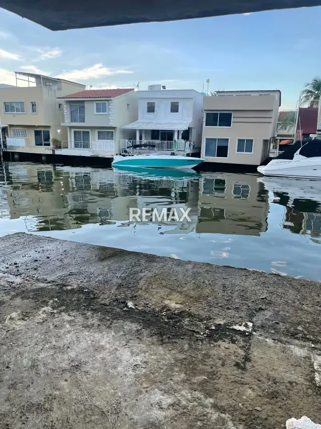 SE VENDE CASA BOTE A EN OBRA GRIS - 3