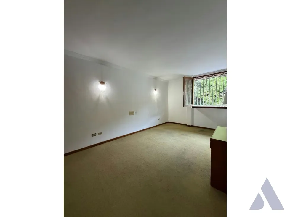 Vendo casa para remodelar 900m2 Colinas de Tamanaco 7221 - 22