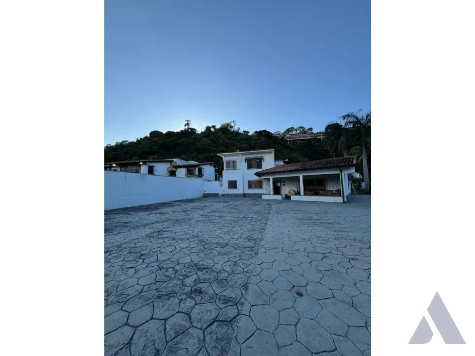 Vendo casa para remodelar 900m2 Colinas de Tamanaco 7221 - 27