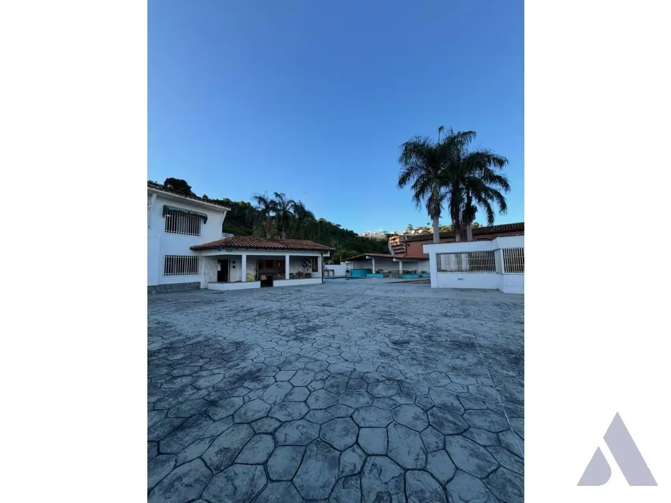 Vendo casa para remodelar 900m2 Colinas de Tamanaco 7221 - 28