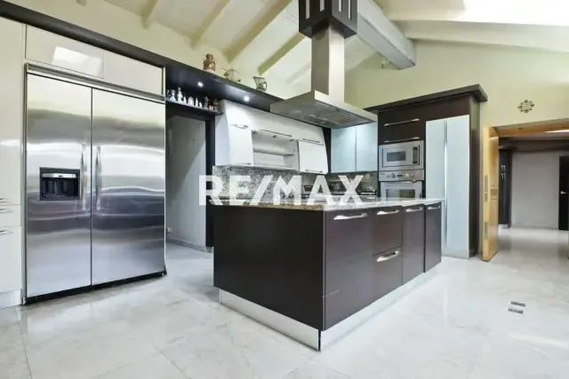 Casa en CALLE CERRADA muy cerca del Club La Lagunita 2300 m2 - 2