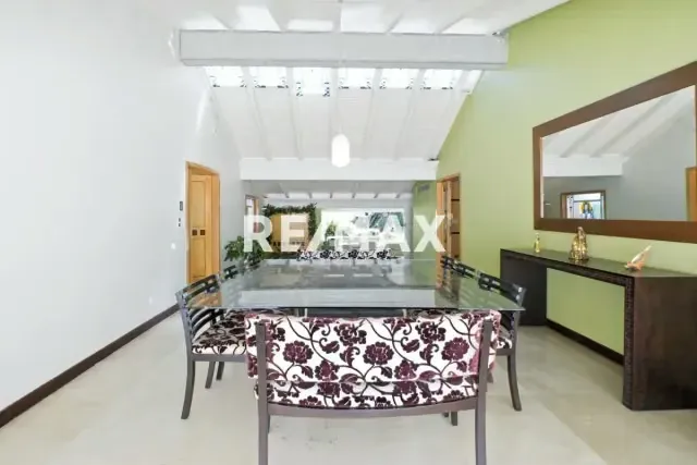 Casa en CALLE CERRADA muy cerca del Club La Lagunita 2300 m2 - 4