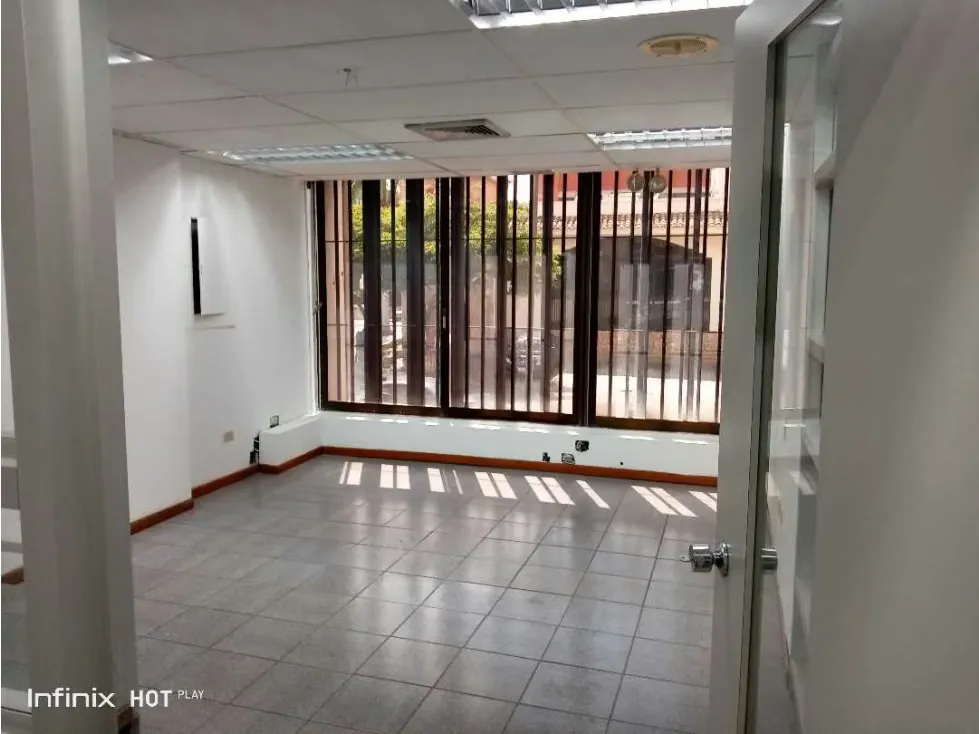 Alquilo local a nivel de calle 600m2 La Urbina 4356