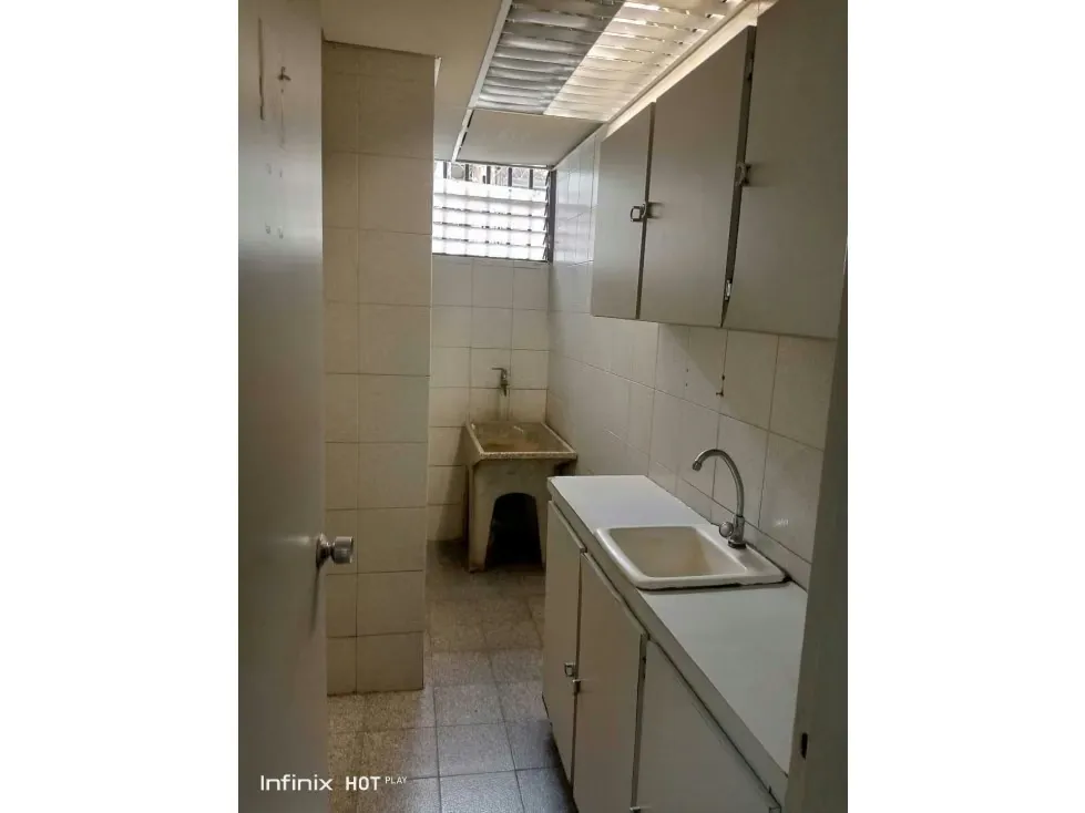 Alquilo local a nivel de calle 600m2 La Urbina 4356 - 5