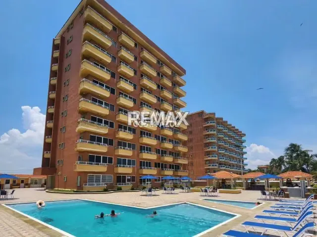 Vende Costa Azul Apartamento en Edificio Marian Suites.
