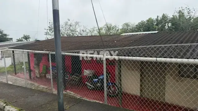 Casa más anexo en venta con construcción antigua. Mejoras registradas.