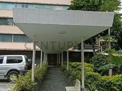 EN VENTA EXCELENTE APARTAMENTO EN LA URB. LAS PALMAS - 2