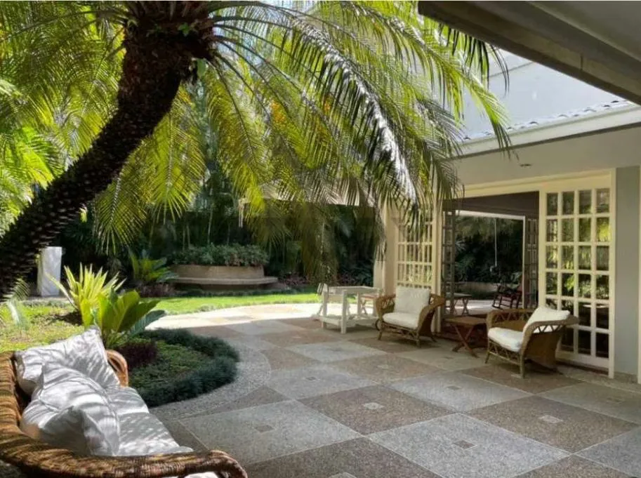 Espectacular casa en Altamira con amplios jardines - 2