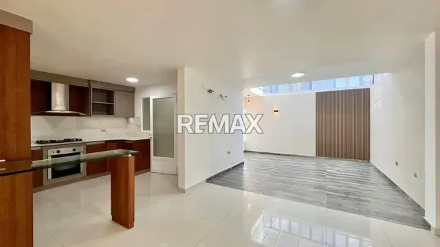 CASA EN VENTA Urb. LA FONTANA - 18