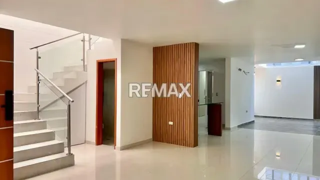 CASA EN VENTA Urb. LA FONTANA - 2