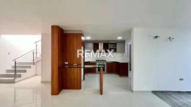 CASA EN VENTA Urb. LA FONTANA - 3