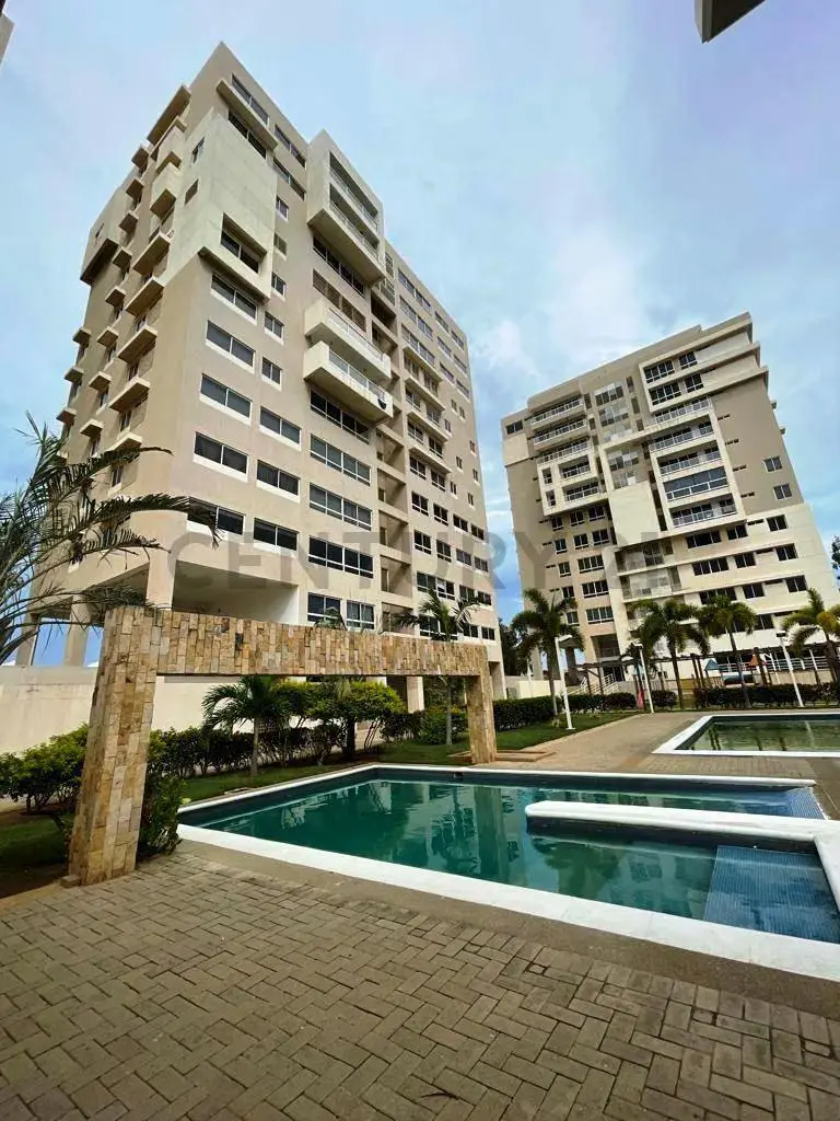 C21 VENDE MODERNO APTO PLAZA CAMPO Ave El Milagro