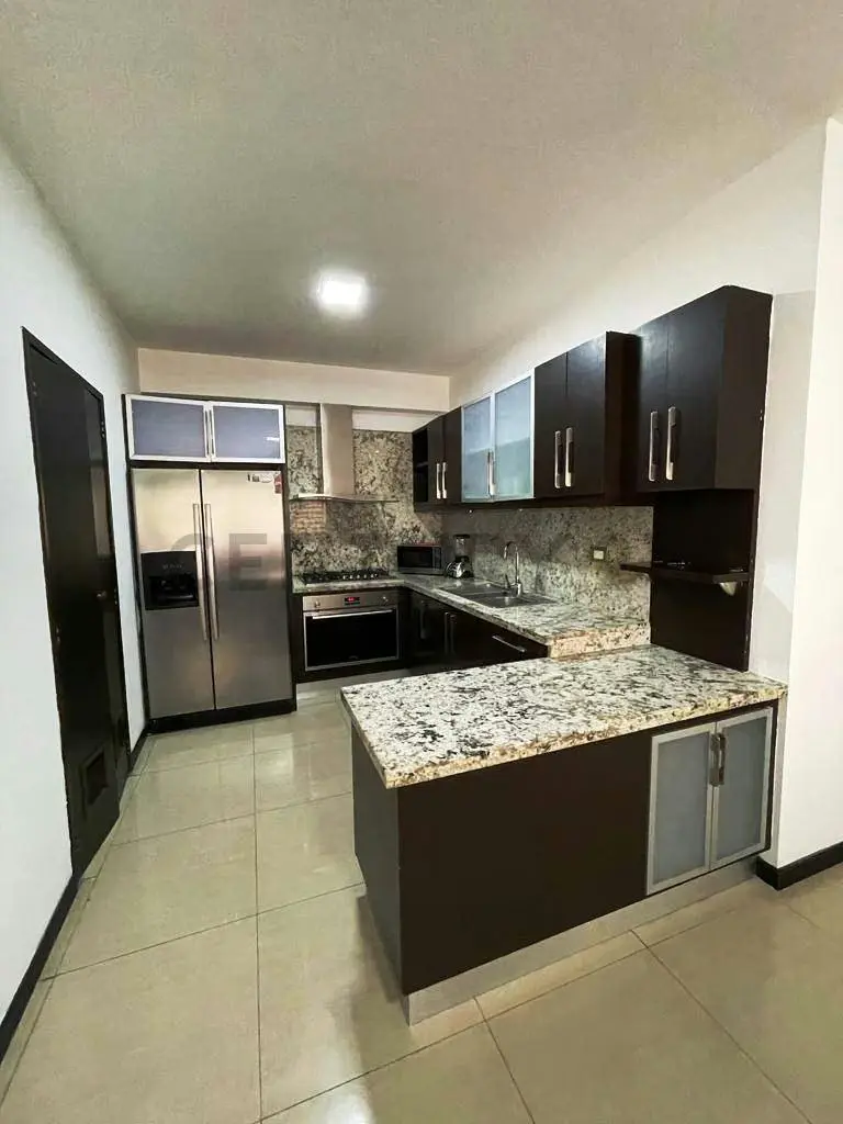 C21 VENDE MODERNO APTO PLAZA CAMPO Ave El Milagro - 3