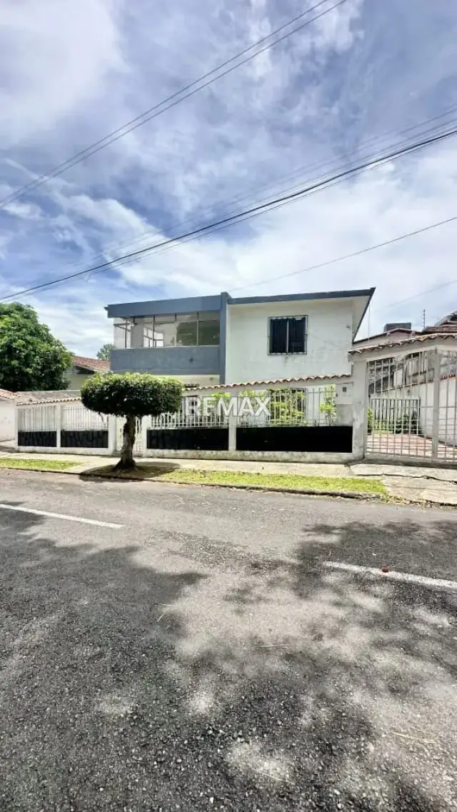 CASA ESPECTACULAR CON POTENCIAL RESIDENCIAL Y COMERCIAL EN URB. MÉRIDA