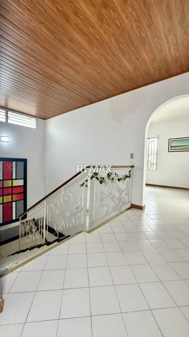CASA ESPECTACULAR CON POTENCIAL RESIDENCIAL Y COMERCIAL EN URB. MÉRIDA - 18