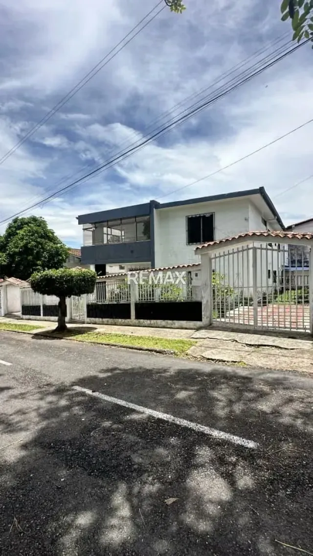 CASA ESPECTACULAR CON POTENCIAL RESIDENCIAL Y COMERCIAL EN URB. MÉRIDA - 2