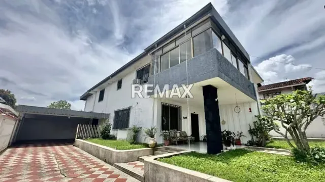 CASA ESPECTACULAR CON POTENCIAL RESIDENCIAL Y COMERCIAL EN URB. MÉRIDA - 3