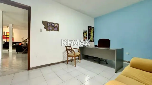 CASA ESPECTACULAR CON POTENCIAL RESIDENCIAL Y COMERCIAL EN URB. MÉRIDA - 6