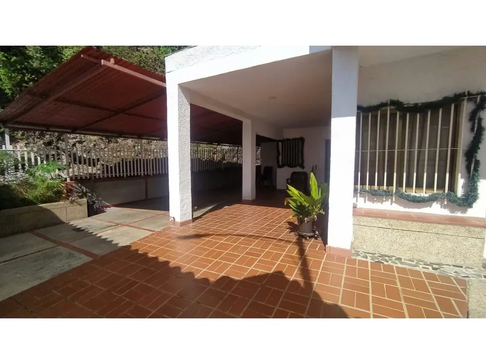 AMPLIA Y LINDA CASA EN VENTA EN COLINAS DE SANTA MÓNICA - 2