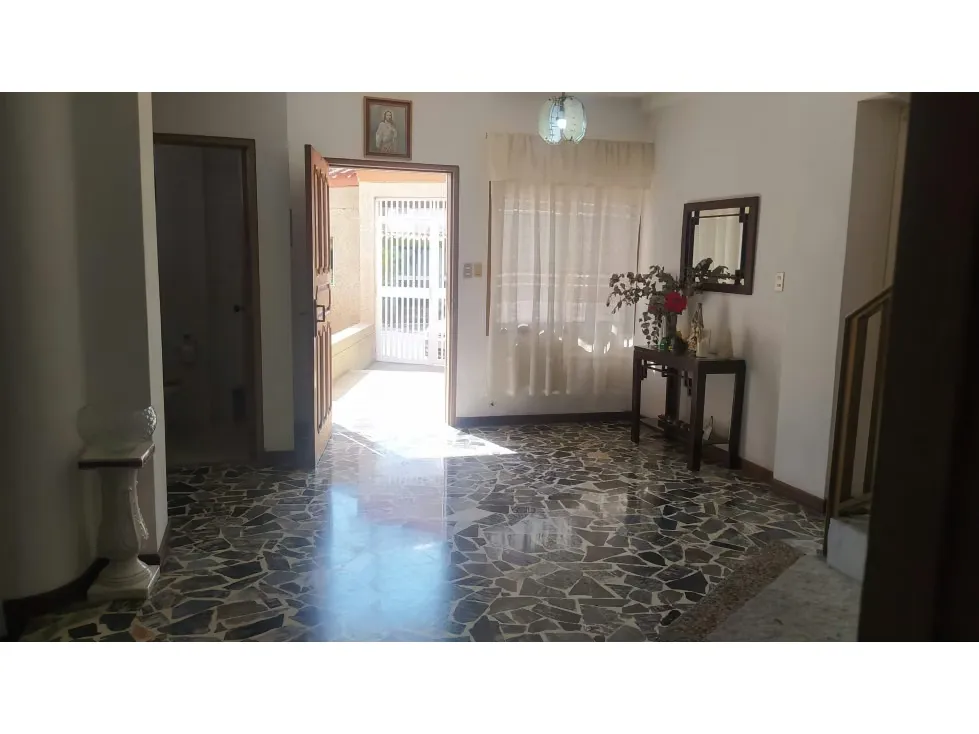 AMPLIA Y LINDA CASA EN VENTA EN COLINAS DE SANTA MÓNICA - 4