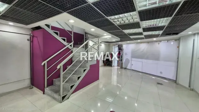 En Alquiler‼️ *Local Comercial Ubicado el Centro Cívico* de San Cristóbal en Planta Baja, pasillo de acceso principal con alto flujo peatonal - 2