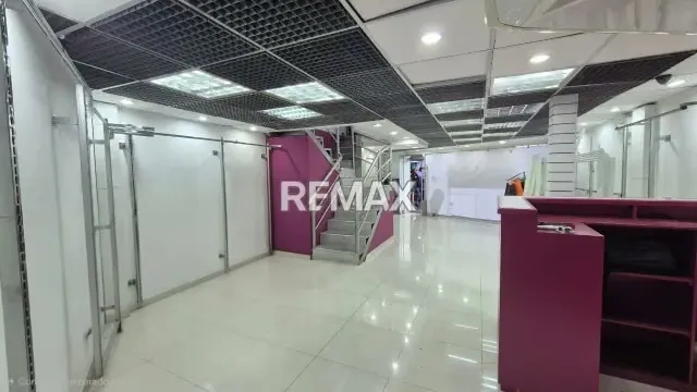 En Alquiler‼️ *Local Comercial Ubicado el Centro Cívico* de San Cristóbal en Planta Baja, pasillo de acceso principal con alto flujo peatonal - 3