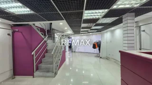 En Alquiler‼️ *Local Comercial Ubicado el Centro Cívico* de San Cristóbal en Planta Baja, pasillo de acceso principal con alto flujo peatonal - 4