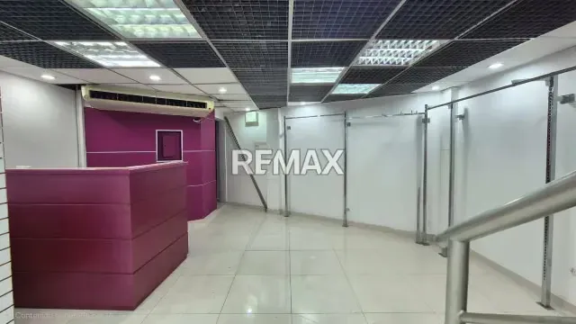 En Alquiler‼️ *Local Comercial Ubicado el Centro Cívico* de San Cristóbal en Planta Baja, pasillo de acceso principal con alto flujo peatonal - 6