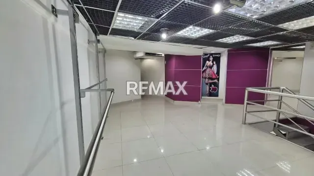 En Alquiler‼️ *Local Comercial Ubicado el Centro Cívico* de San Cristóbal en Planta Baja, pasillo de acceso principal con alto flujo peatonal - 8
