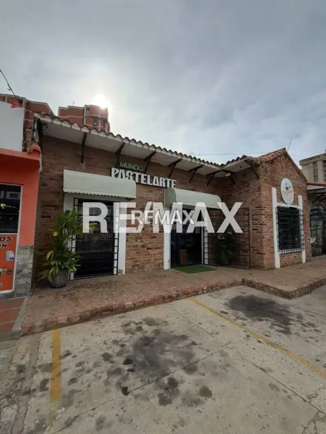 EN VENTA PUNTO COMERCIAL AV 8 SANTA RITA