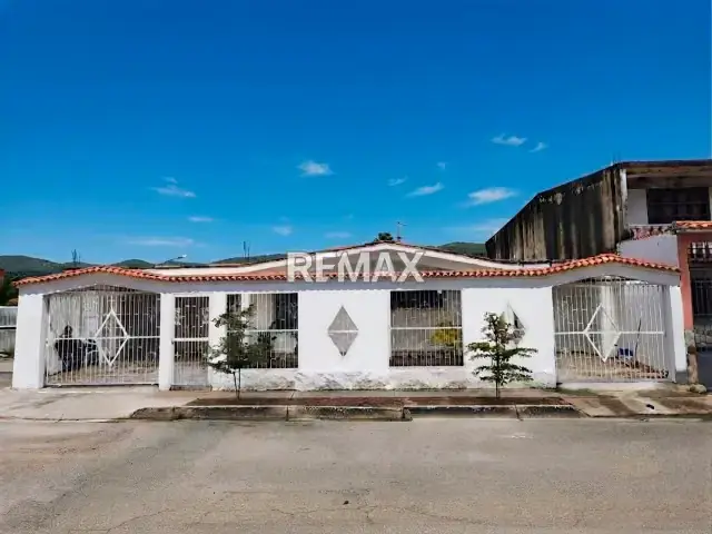 Maravillosa y amplia casa de esquina ubicada en la urb el molino con facil acceso y tranquilidad