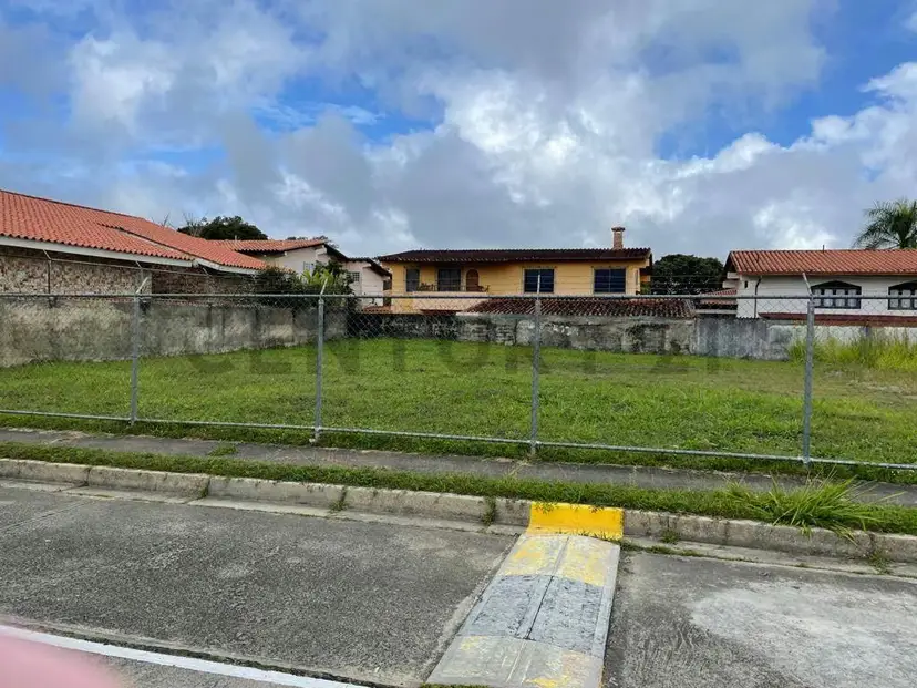 excelente terreno en la mejor urbanización de la zona con auge actual