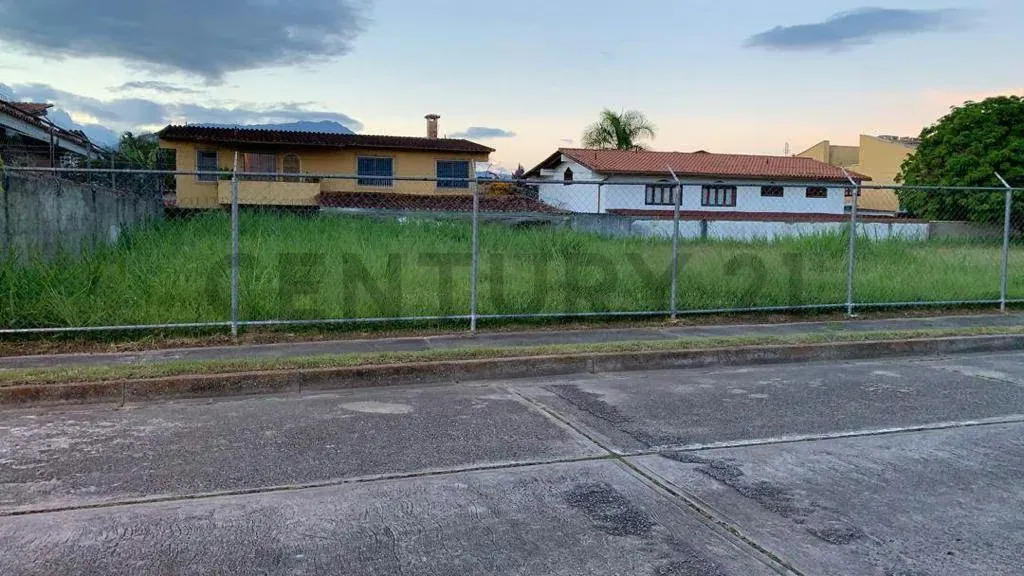 excelente terreno en la mejor urbanización de la zona con auge actual - 2