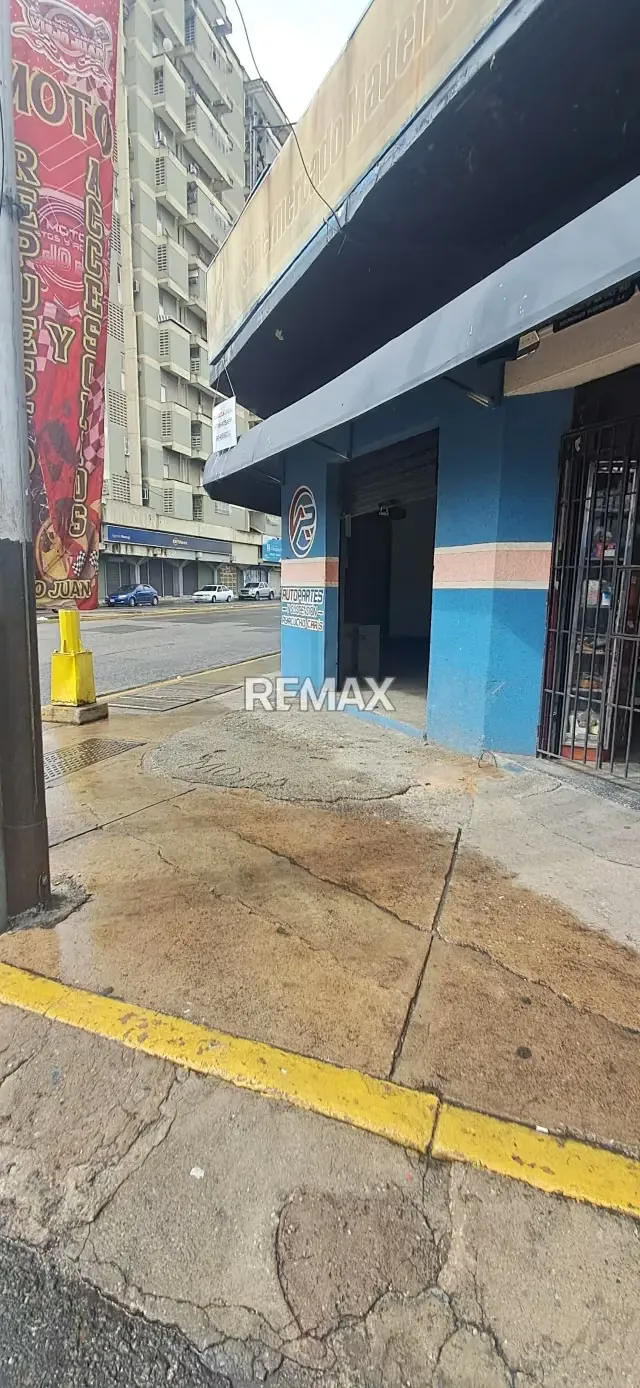 Alquiler de Local de local 40 metros ideal para venta de Repuestos ubicado en la Avenida Ayacucho - 3